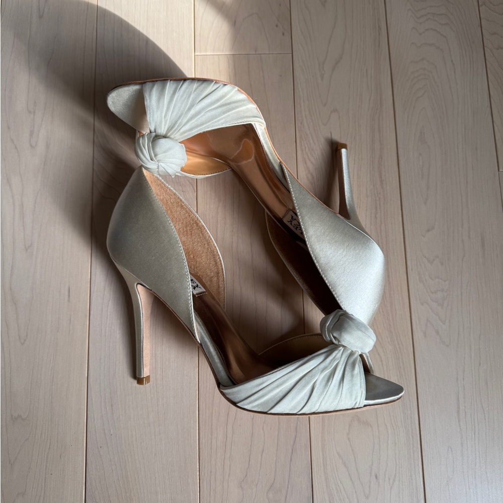 Badgly Mishka Satin Bridal Pump size 7 *New* with box